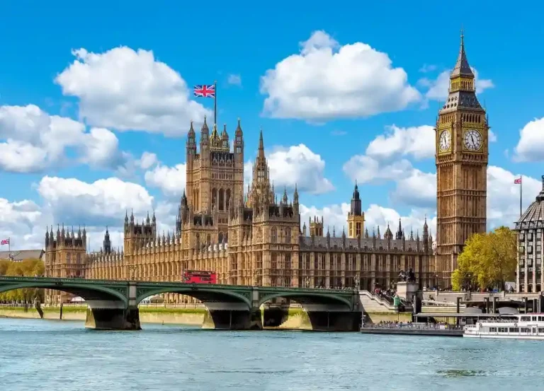 Iconic view of the Palace of Westminster and Big Ben in London, representing the global reach of Kloudac. As a premier accounting firm in Dubai, we extend our world-class accounting services to clients and businesses throughout the UK.
